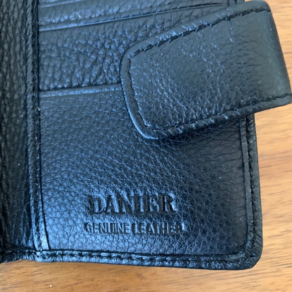 Women’s Danier genuine leather credit card holder - Picture 3 of 4